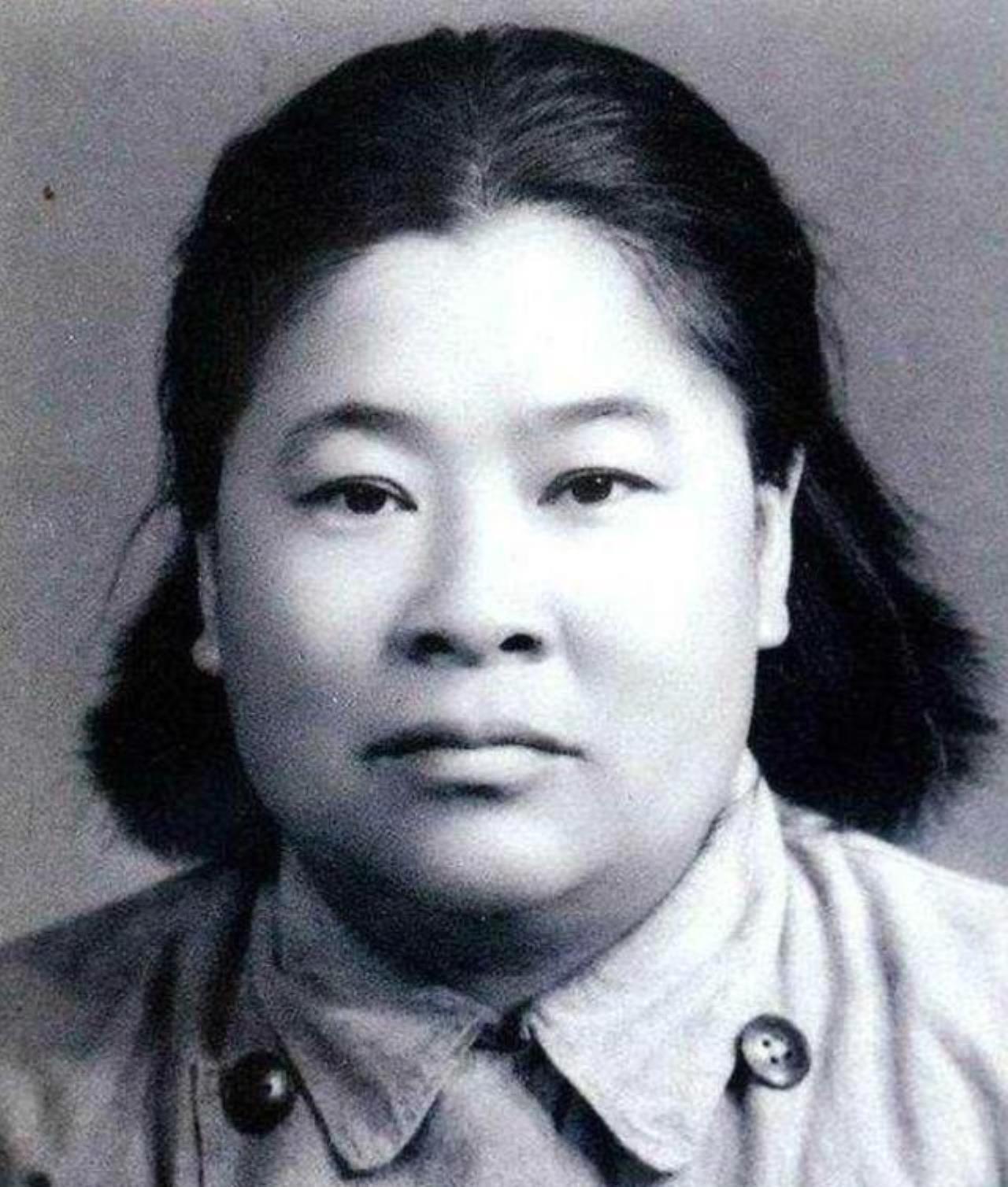 女红军单挑许世友，比武喝酒丝毫不输，让将军“甘拜下风”
她曾一拳打翻敌军战马，军