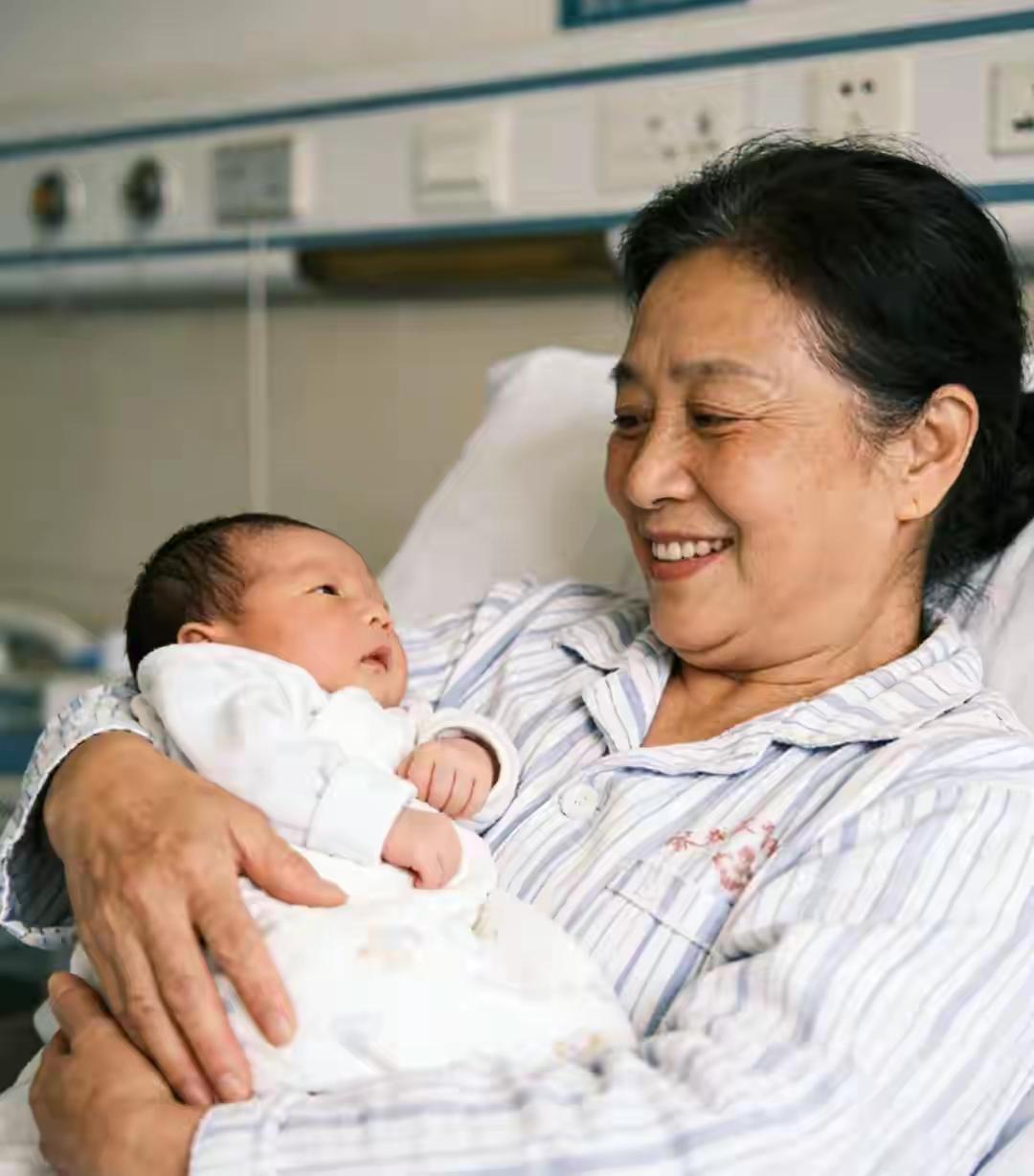 59岁苏州阿姨剖腹产下4斤4两男宝，背后故事居然藏着这么多！
1月9号的事，在江