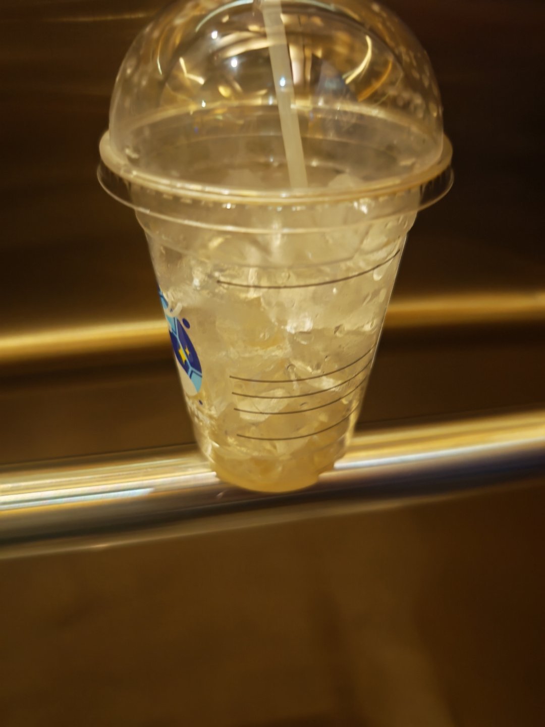 他恨不得给我放一杯冰块 