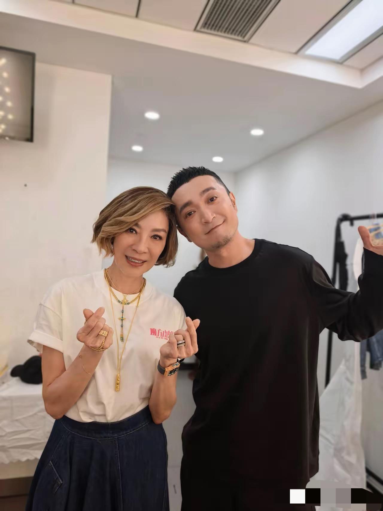 小尼旁边女神是谁？非常有气质