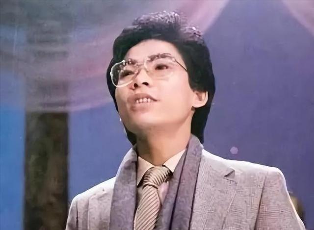 1984年，歌手张明敏得知我国举办亚运会的经费，还差了6亿的缺口时。毅然决然的卖