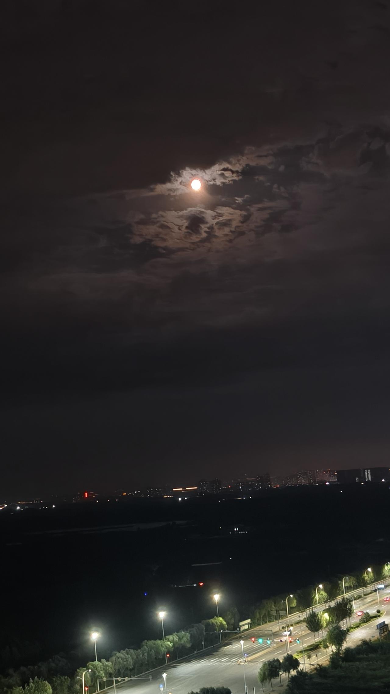 晒图笔记大赛夜色，十五的月亮映衬着都市的灯火阑珊，车流涌动着生命的风采[微笑]