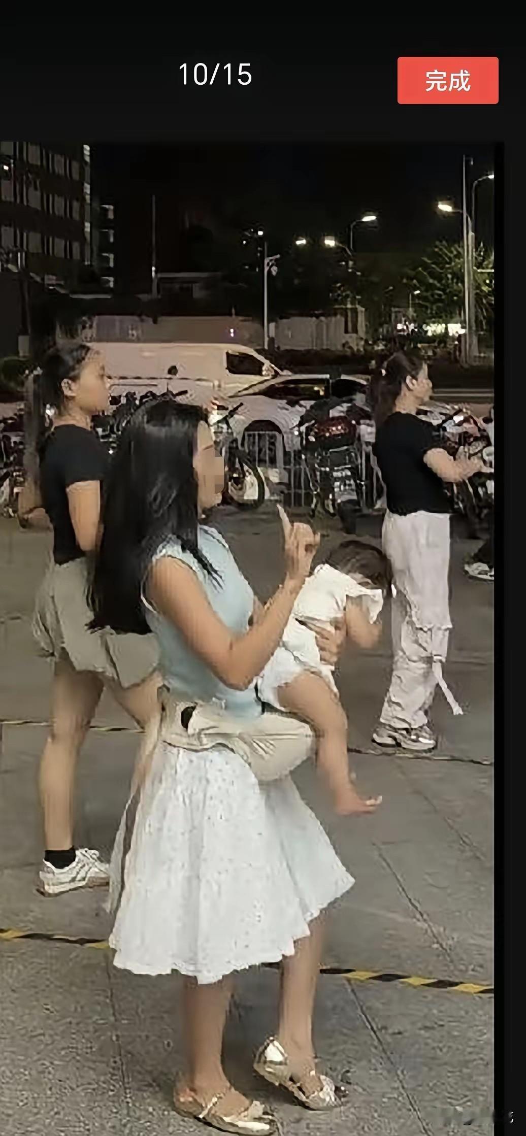 如果婆婆带着孩子跳广场舞会怎样？这是谁家的小媳妇，带着孩子，还在这里跳广场舞，孩