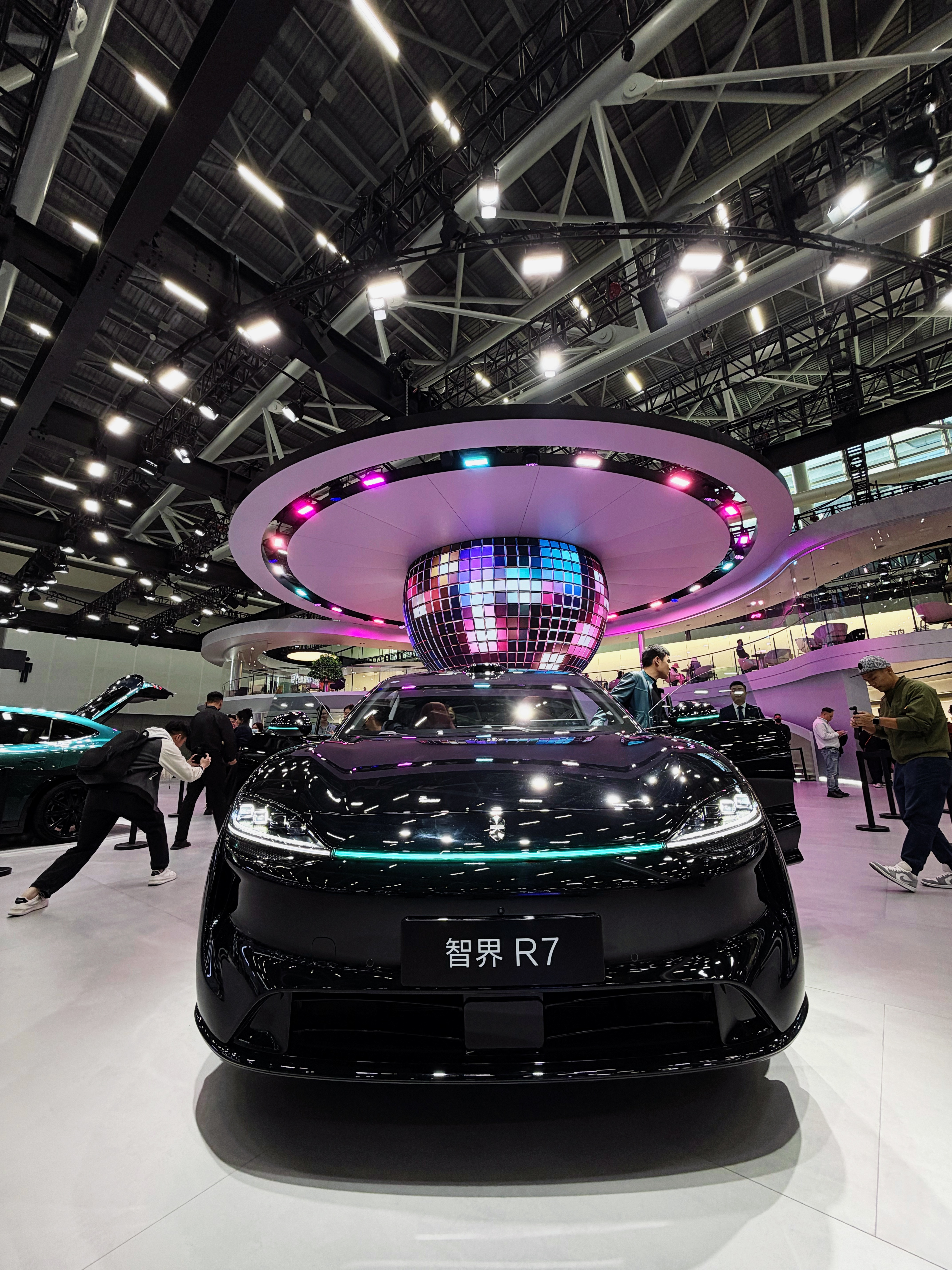 看车看细节，看大灯底下的卧蚕，底下开了一条，就会让这个眼神更加的炯炯有神。这个就