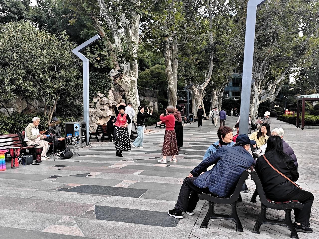 每次来上海，朋友都会约我到静安寺地铁口等，理由是静安寺啥子都有。有寺庙、有公园、