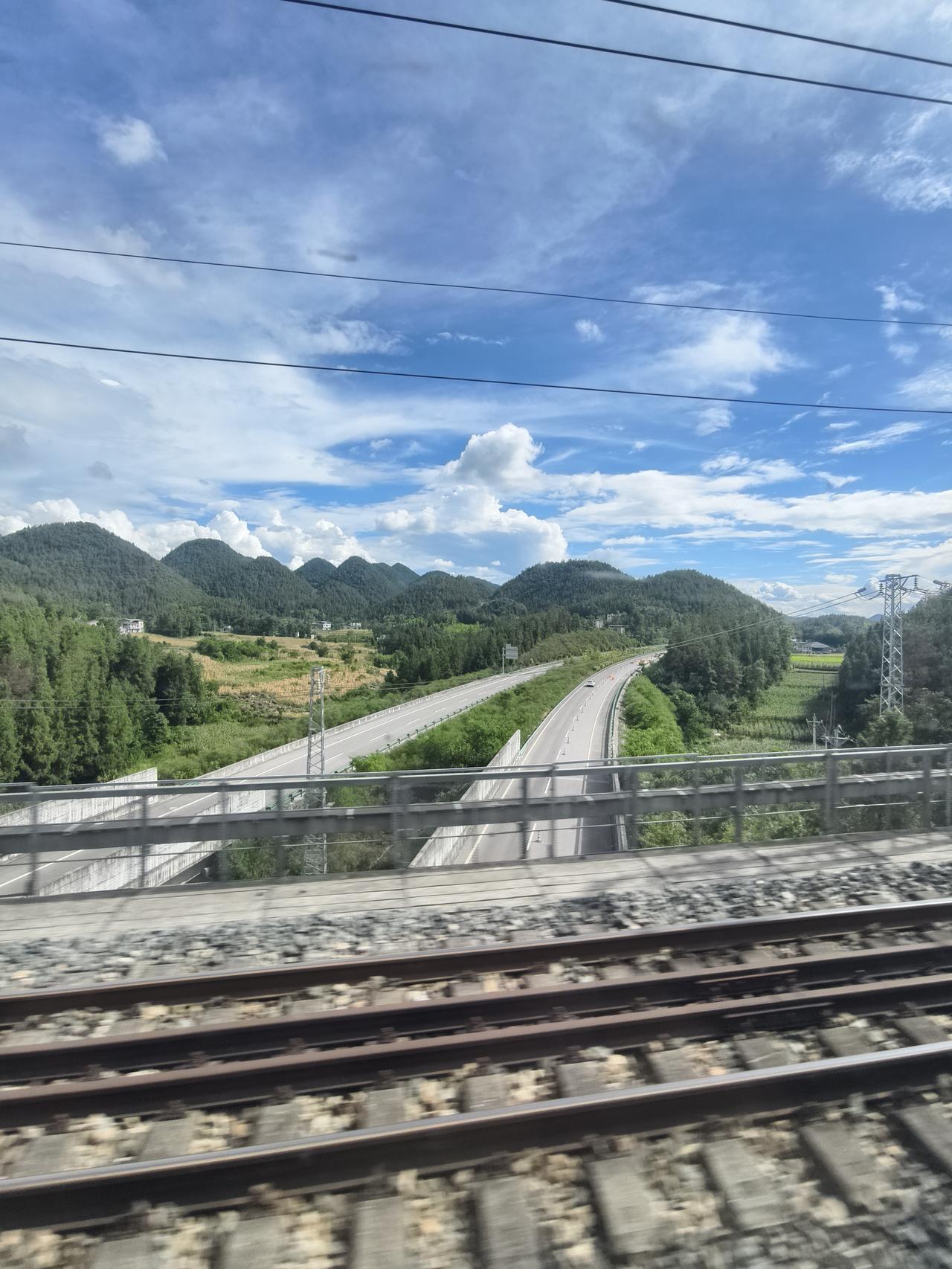 中国高速公路通车里程全世界第一，如果高速公路不收费了，那将会是怎样的情形？
那时