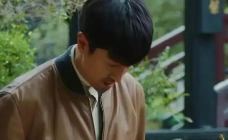 日本人跪地救中国人，第3秒被骂滚
 
张鲁一在《红色》里演徐天，留过洋，会日语，