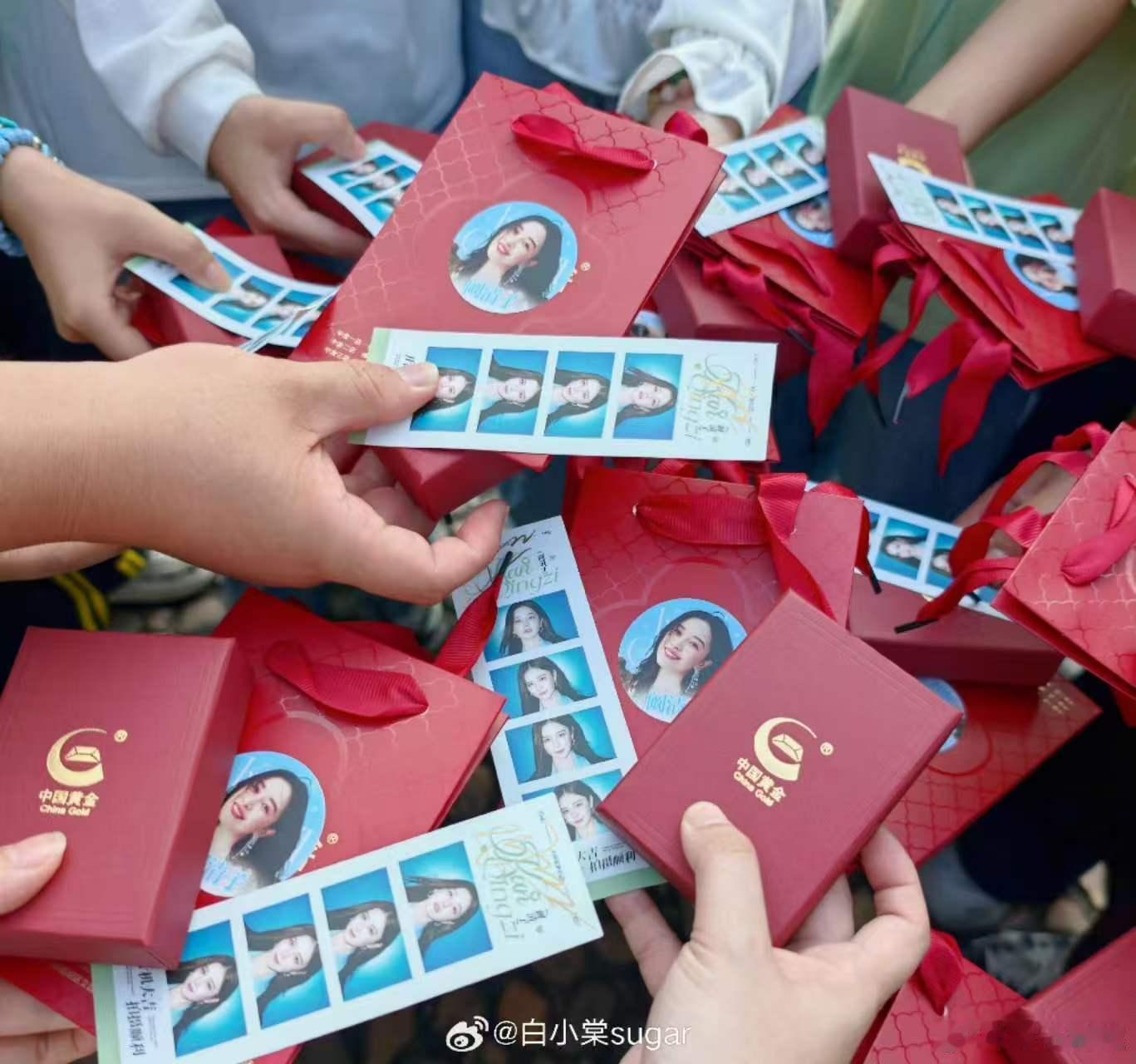 阚清子给粉丝准备了黄金 跟粉丝之间永远都是这么的真诚啊，而且阚清子给粉丝准备了黄