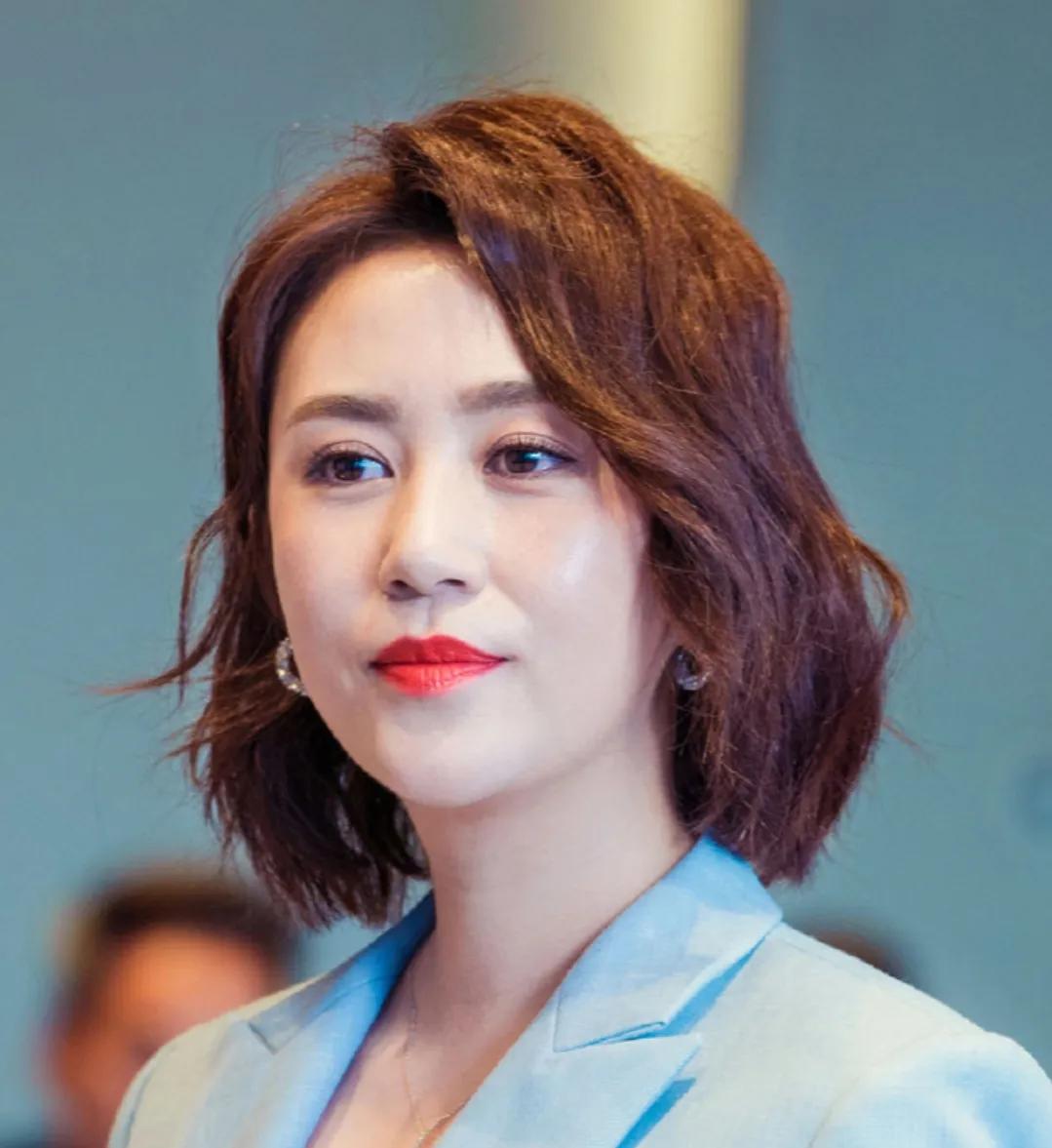 马丽她毕业于中央戏剧学院，是优秀的话剧、小品、影视女演员。她与沈腾搭档，多次登上