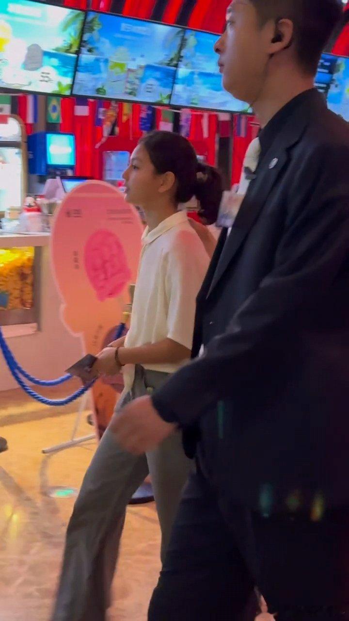 刘烨妻子女儿现身电影首映刘烨女儿越长越漂亮了霓娜被偶遇和妈妈一起去看爸爸刘烨电影