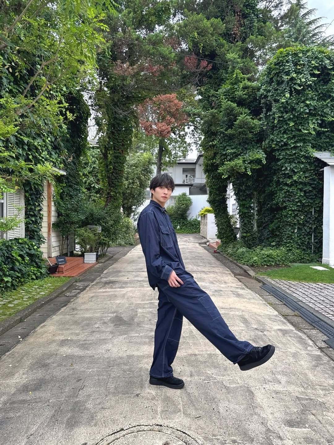 松永有纮 外で良い感じに撮りました。こんな顔してますが、通常運転です。アザーカッ