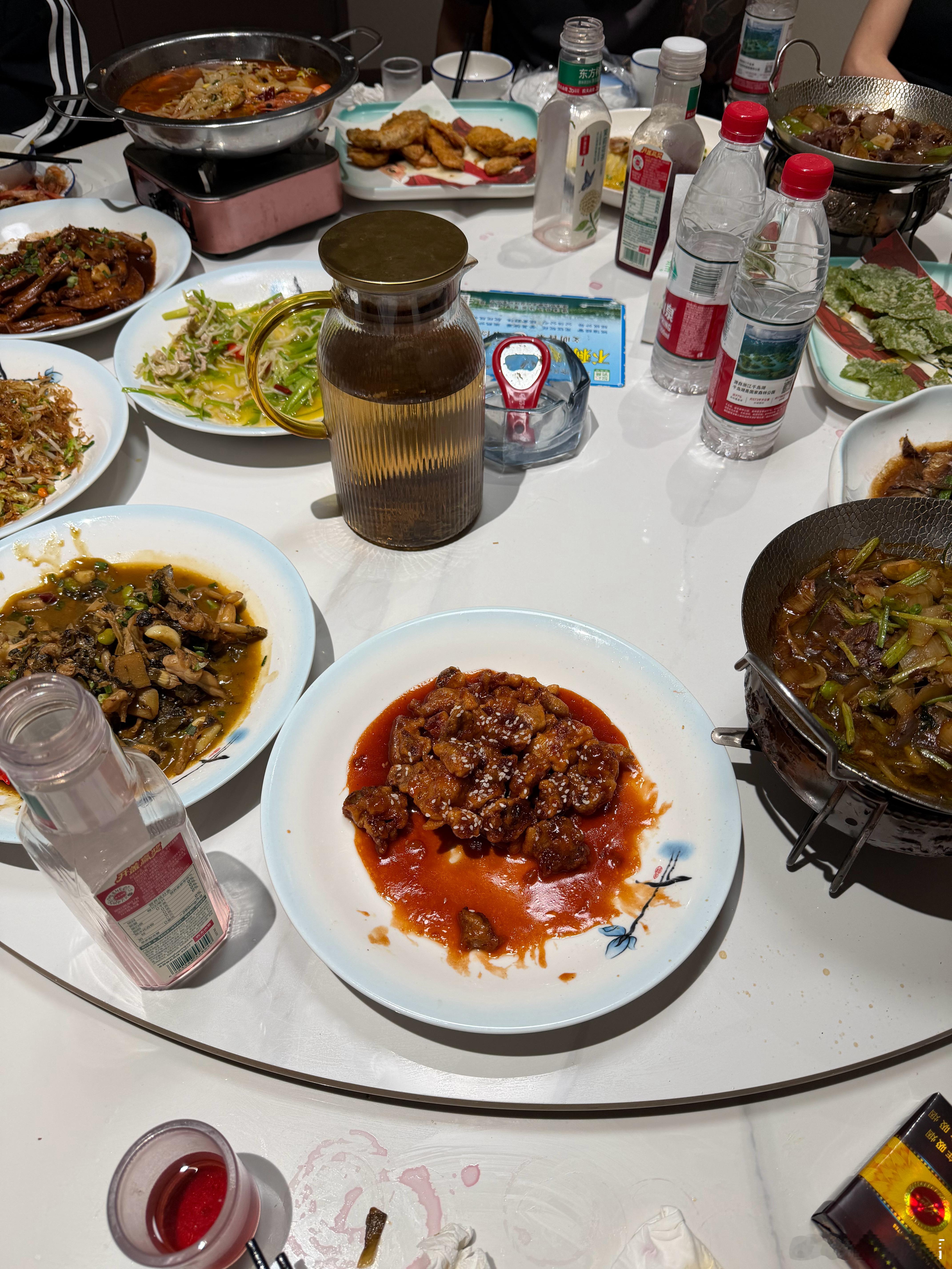 他们竟然觉得杨梅酒好喝狂干，真不知道这酒后劲很大。 ​​​
