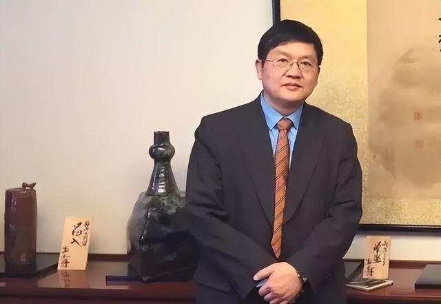 大快人心！抖音这波干得漂亮！

复旦大学退休教授冯玮，他的抖音账号被全面封禁。可