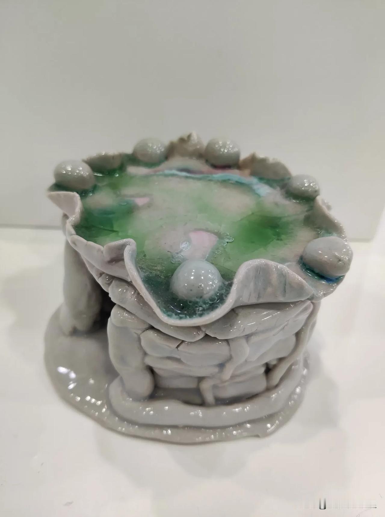 陶瓷，是自然之昀！
这些陶瓷作品都出自小孩子之手，简直堪比艺术大师之作，质朴可爱