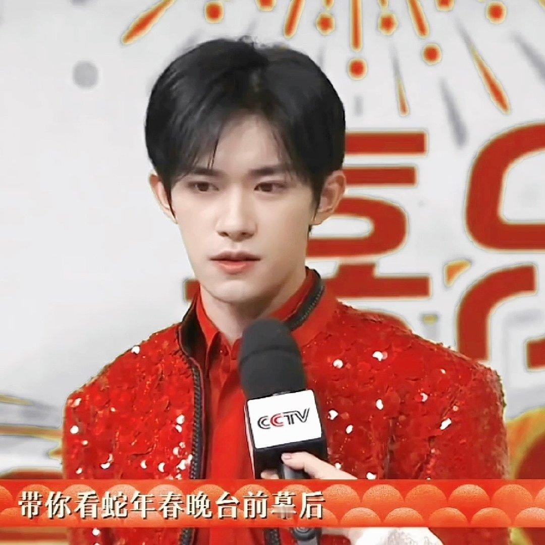 易烊千玺央视春晚镜头  易烊千玺春晚红西装  易烊千玺央视春晚镜头，帅翻咯！期待