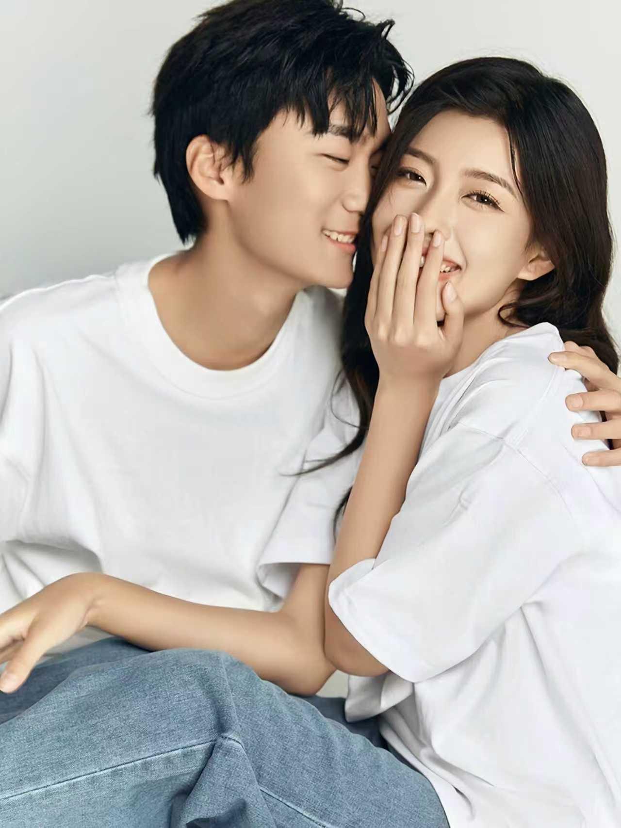 卸掉滤镜，关掉美颜，只用光影刻录你们最真实的样子。🖤🤍 这组情侣写真，没有搞