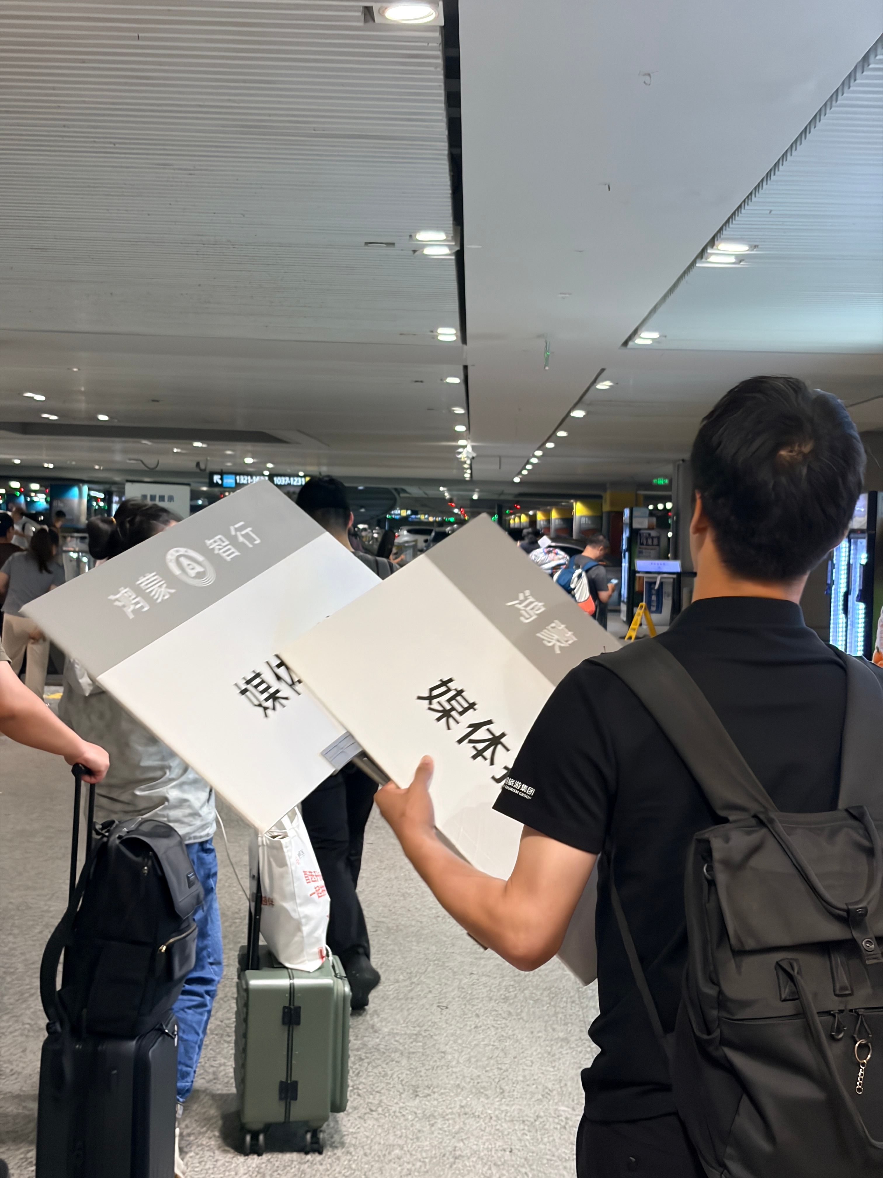 落地上海，继续出发苏州，小崽崽和媳妇已经在酒店等我了，一天三城有点意思[哈哈] 