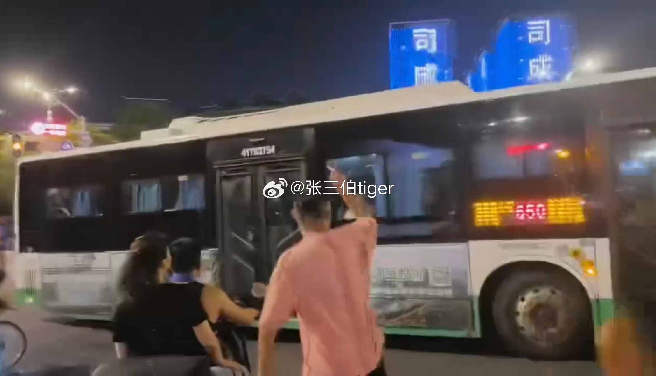 昨天给律师朋友发了这个视频，咨询一下视频里这位武汉球迷的行为可能的定性。咱们不是