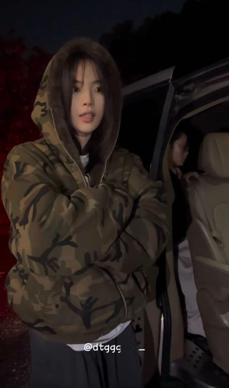 又被杨超越帅飞！这件外套看起来也很保暖 