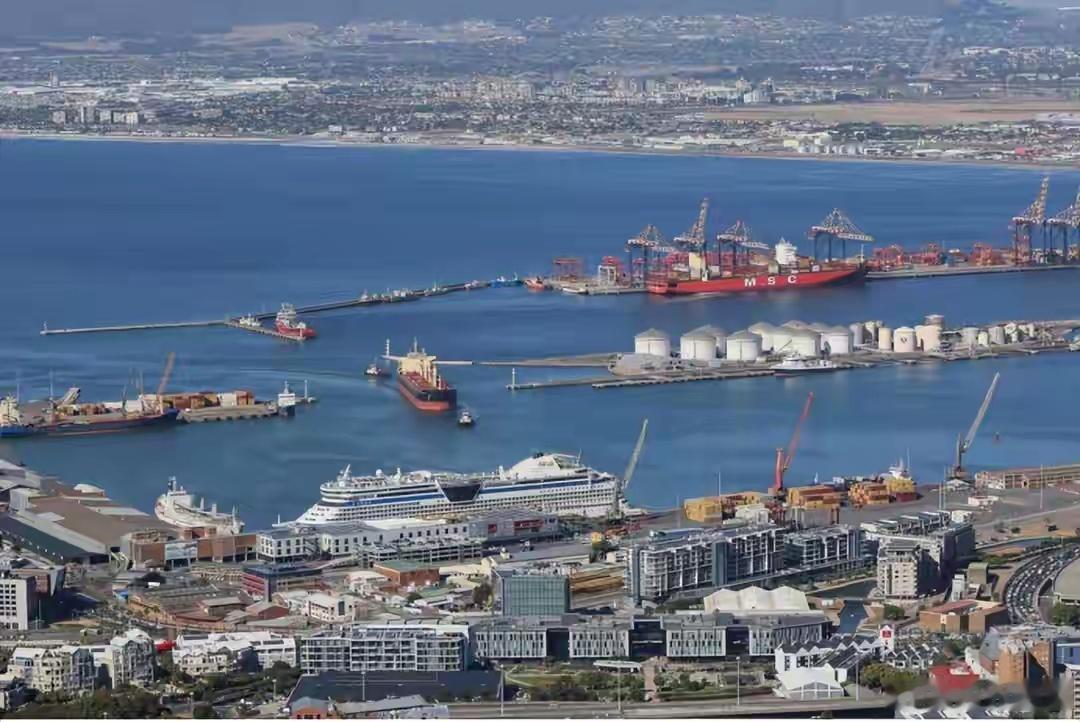 中国战舰现身霍尔木兹，镇守一周释放信号，和平不靠喊话靠底气前言中巴联演刚收场，各