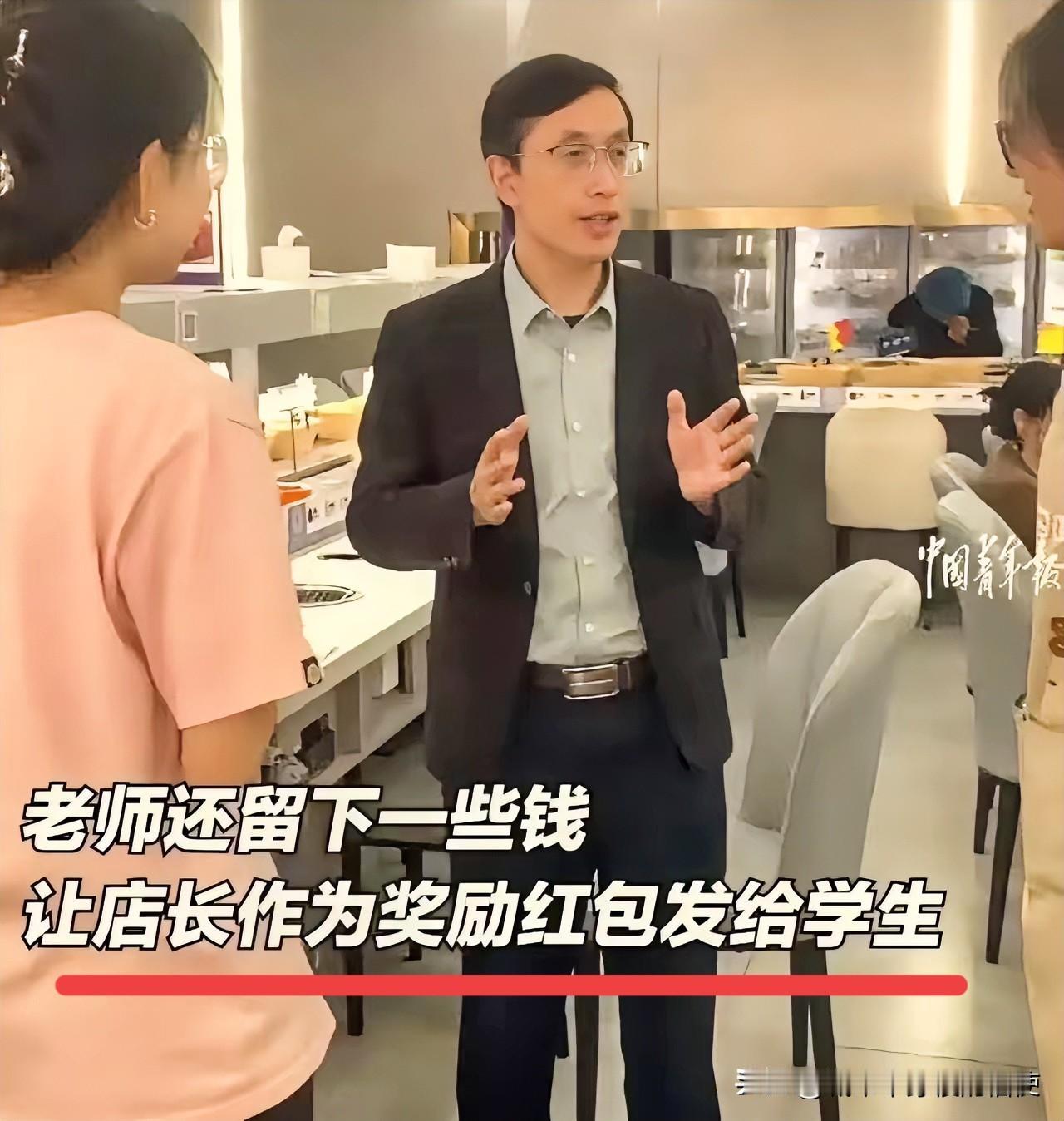 河南，2个女生在餐厅兼职，看到老师来吃饭，觉得自己给老师丢人了，转身躲着老师。可