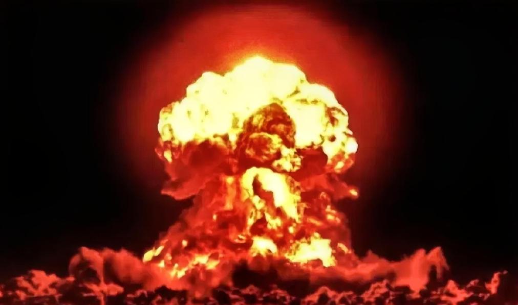 [浮云]你知道吗？有种核武器叫中子弹，不跟氢弹似的炸平城市，专盯着活人下手，坦克