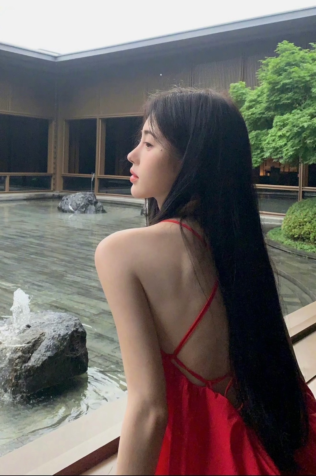 一些内娱女明星的露背装 