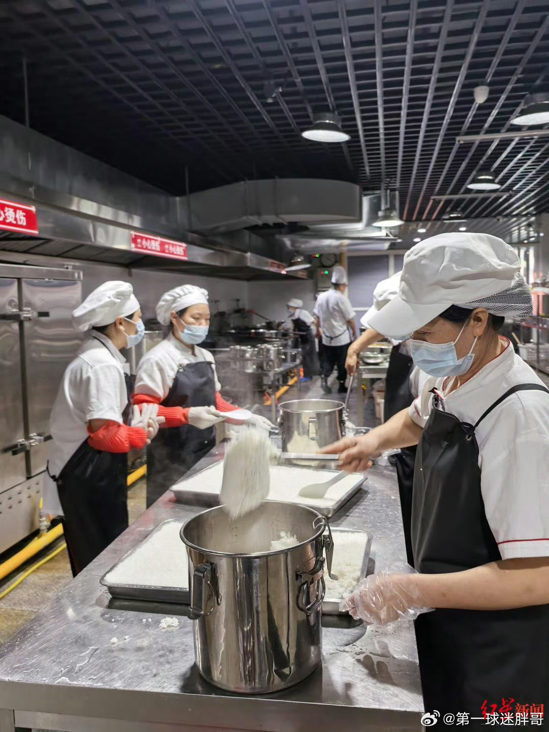 四川一小学食堂招聘学生家长做饭 当妈妈们亲手将午餐递给孩子，校园餐便不再是冰冷的