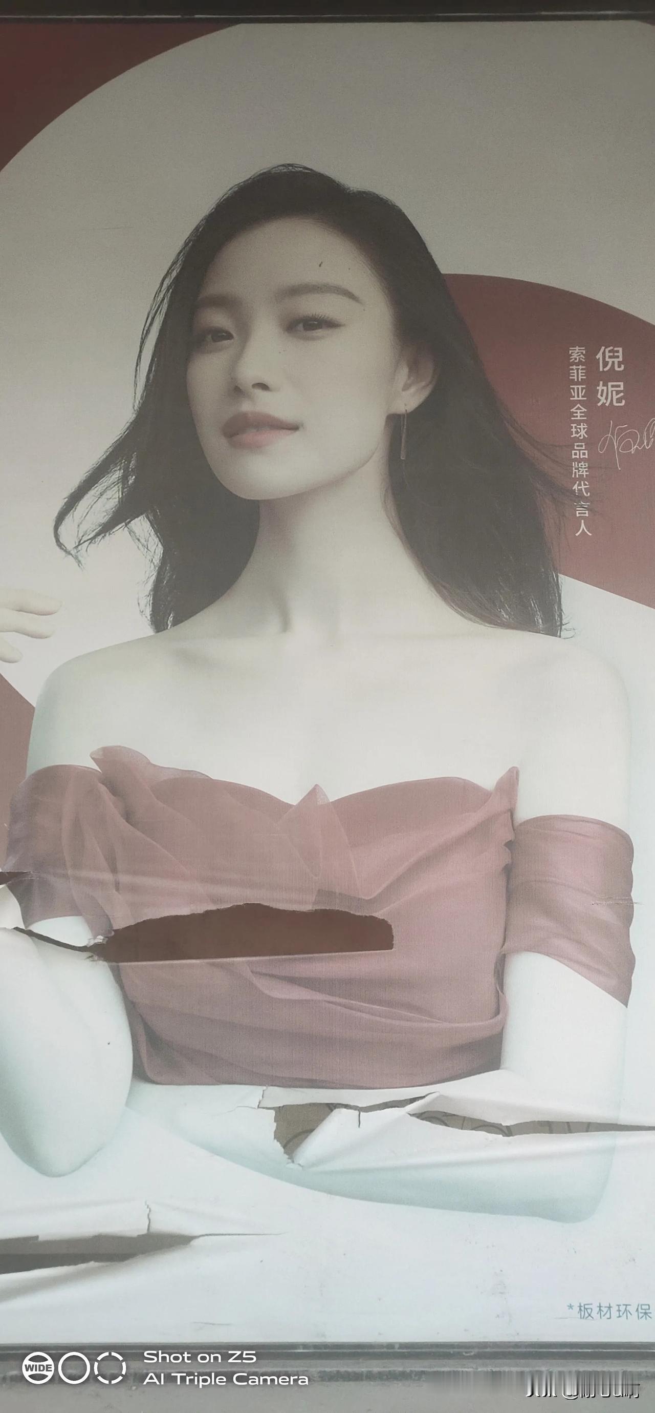 倪妮衣服破了[呲牙]，谁会针线活的，来帮人家衣服补补嘛。倪妮知道的话，肯定会请你