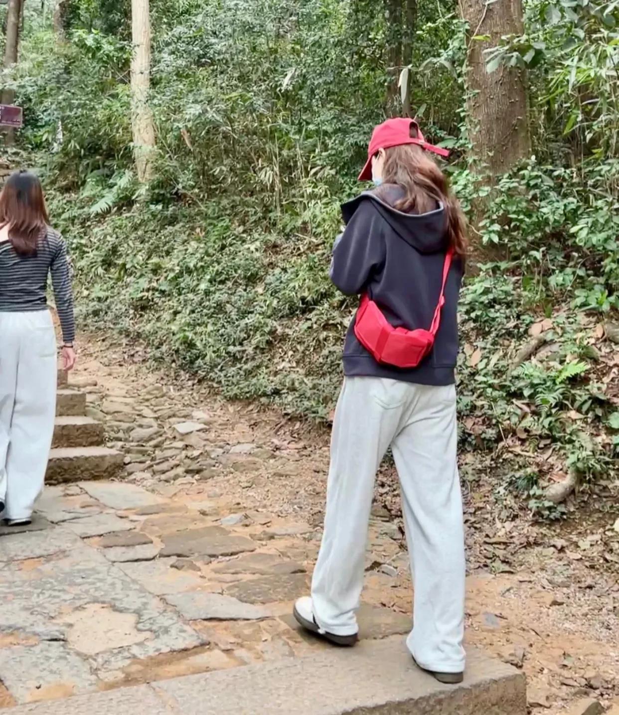 爬山看到的，瞬间对烂大街衣服失去兴趣了。。。我精心装扮，身着宽松卫裤，搭配深色短