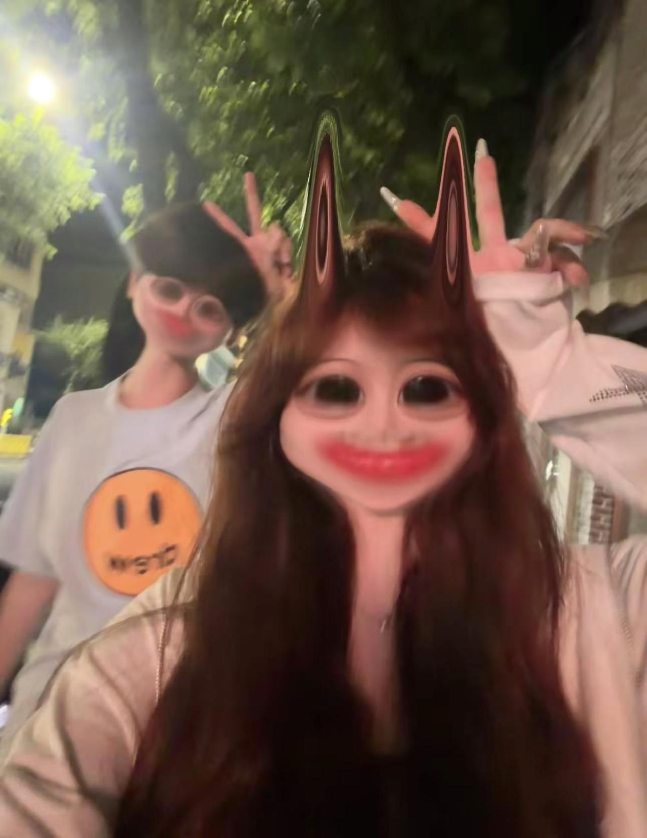 我遇到了一个女孩 就算她素颜 有时候笨的要死 总长不大爱闹脾气 还老爱跟我说反话
