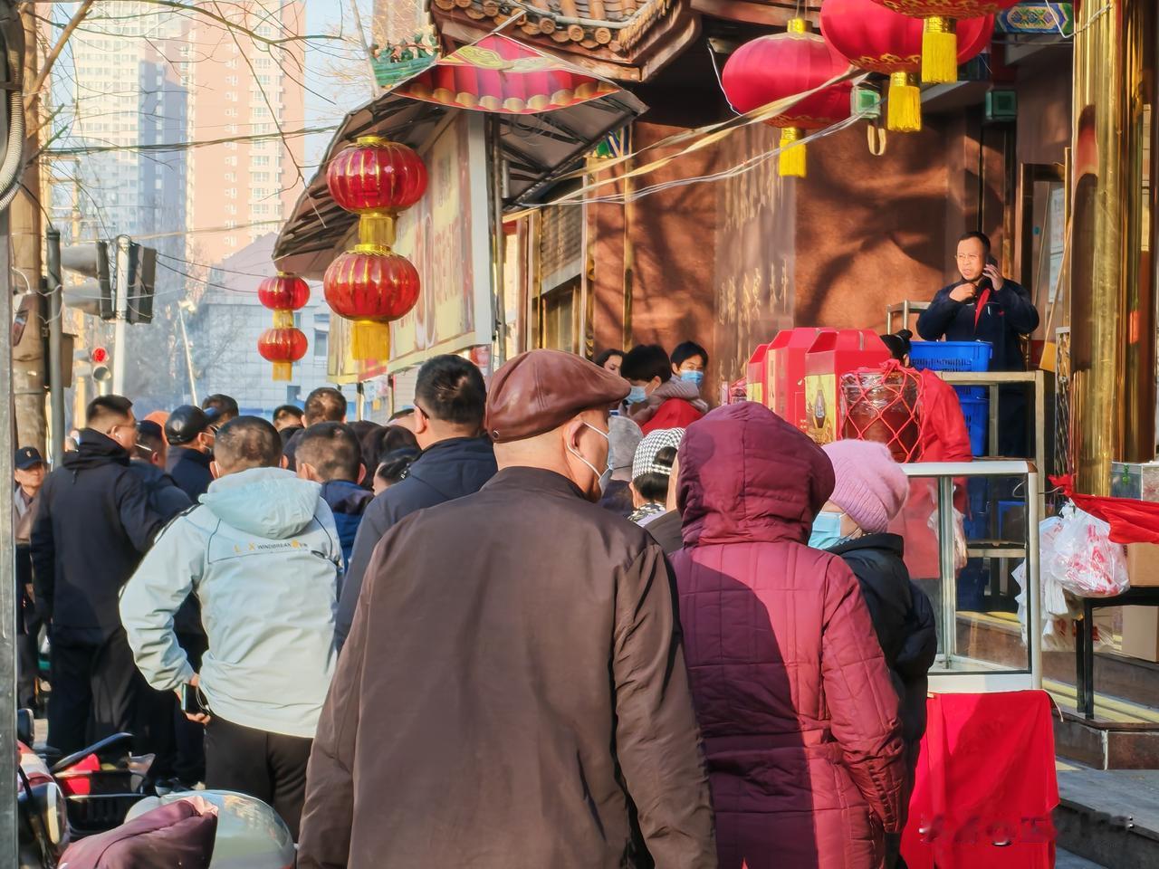 他家真是年年如今日，岁岁有今朝啊。
今天，又来燕风楼买红肠了，知道他家今天肯定买