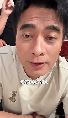 陈龙的妈妈也快要出道了，现在已经开始拍公益性广告了，陈龙说“人家培养下一代，我陪