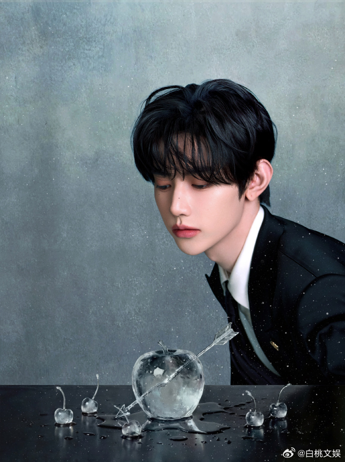 ice 王子主题的出图里，章昊没有过度妆造，冰雪王子的纯粹感，藏在他自然舒展的每
