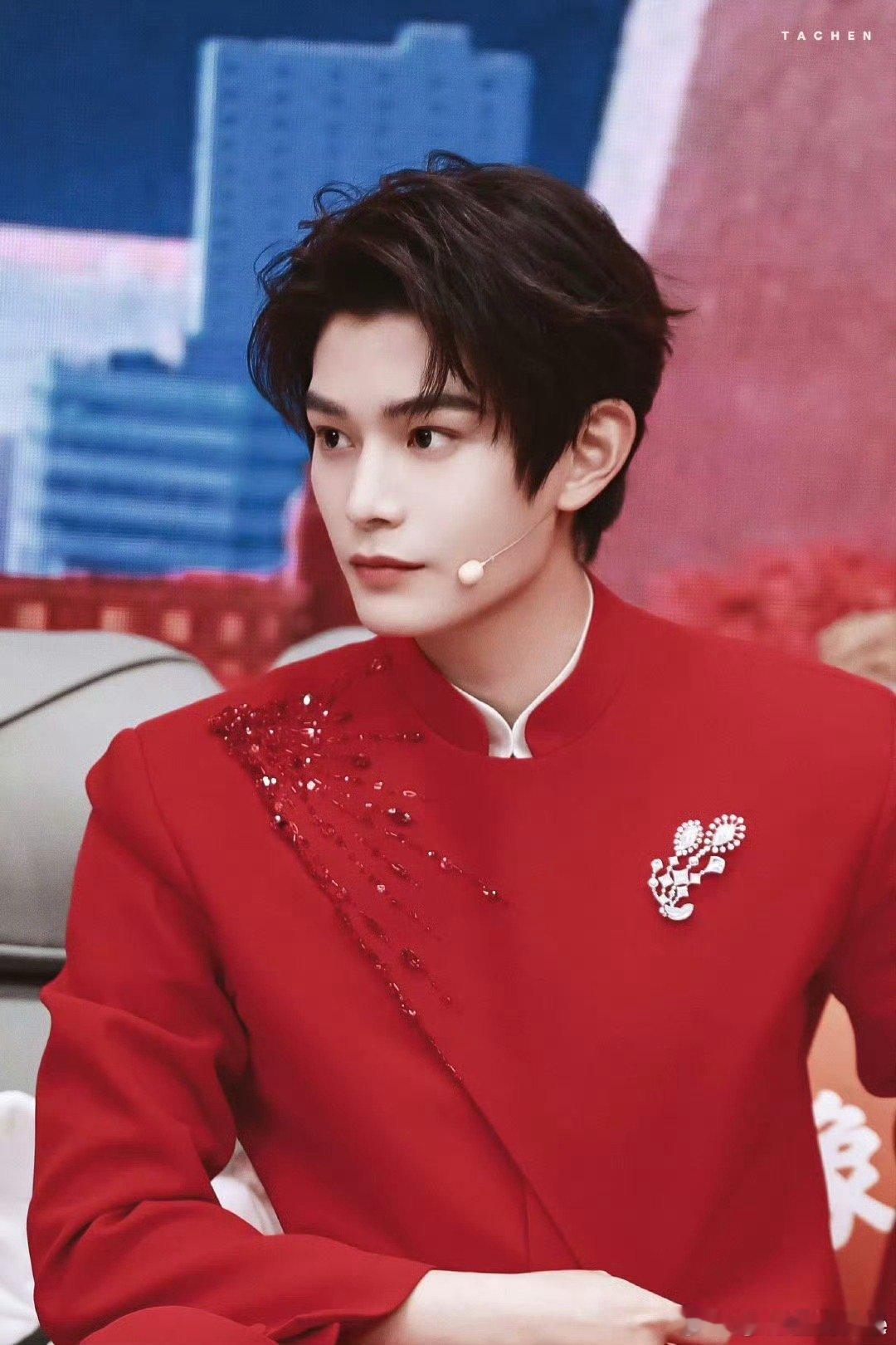 丁禹兮 央妈严选 春晚里的丁禹兮真的太亮眼了！一身正气又满是少年感，舞台认真、反