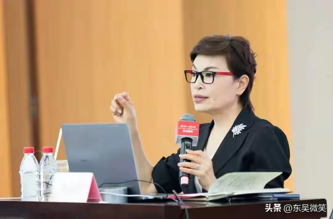李瑞英被聘为海南大学客座教授，她正在上公开课。