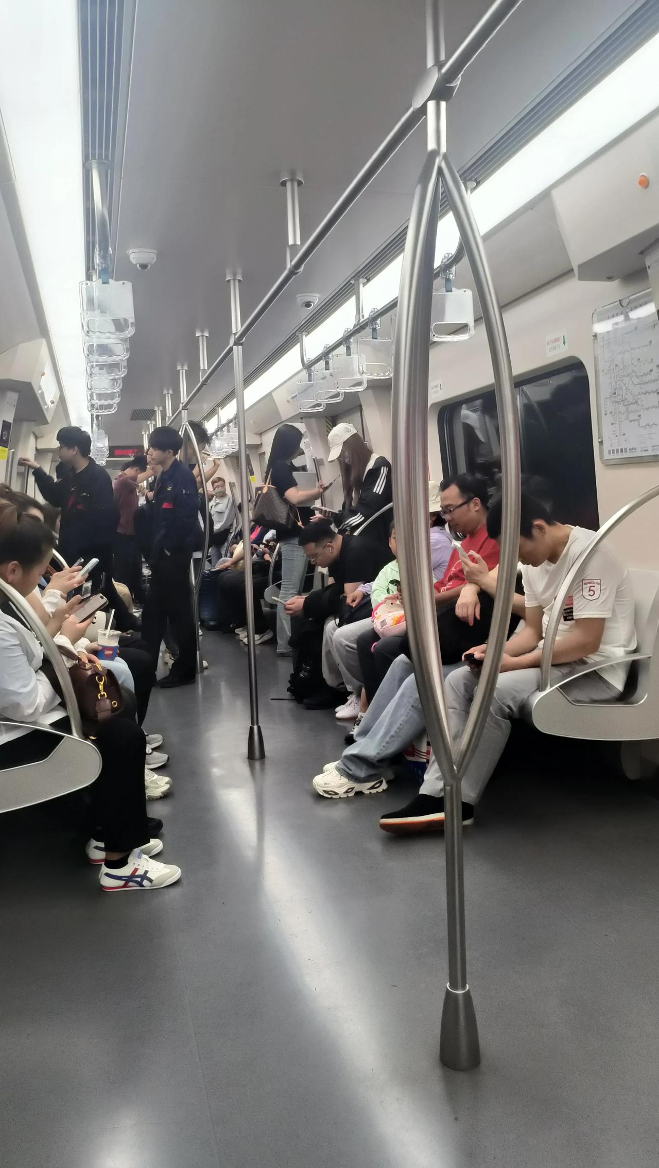 别人只看风光，谁懂就业背后满身风霜
 
出来谈合作，旁人眼里我们不过几个人，人五