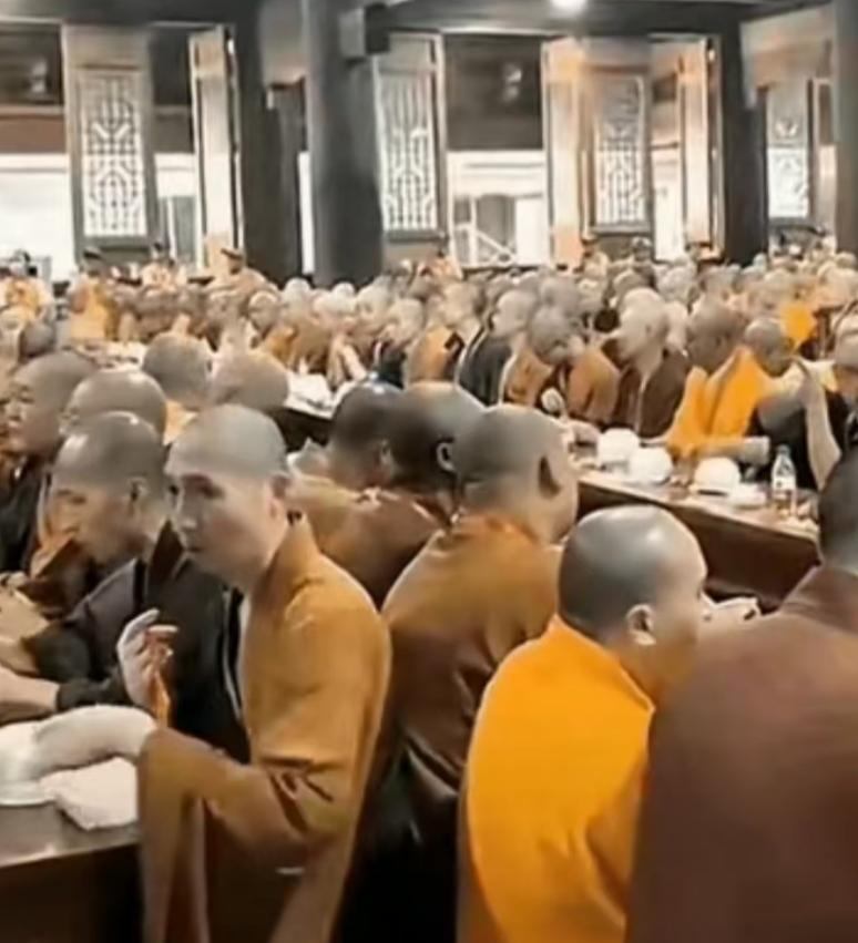 一个寺庙这么多和尚吃饭，他们不工作，不种粮，不服兵役。如果哪一天没有了香火供奉，