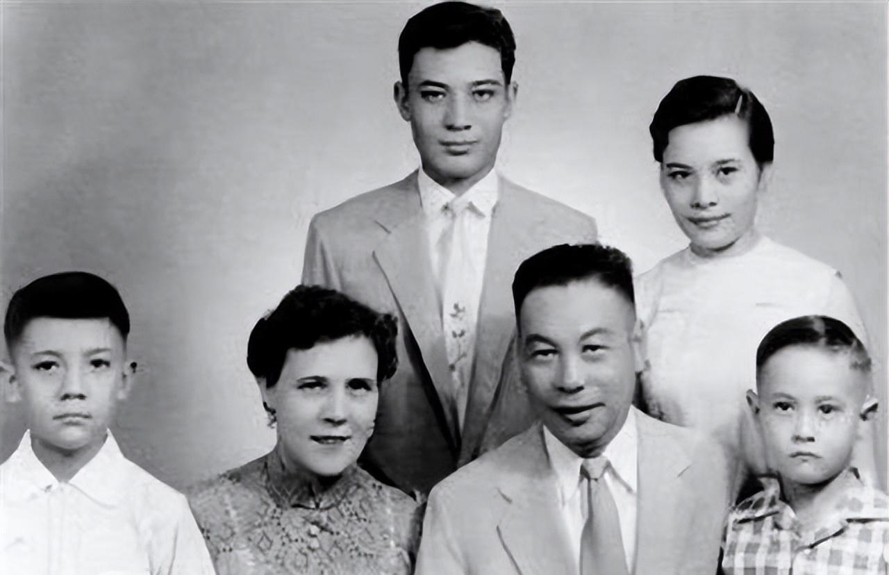 蒋介石花了26年终于扶正了蒋经国，保住了蒋家王朝。然而蒋经国却用了一辈子也没有扶