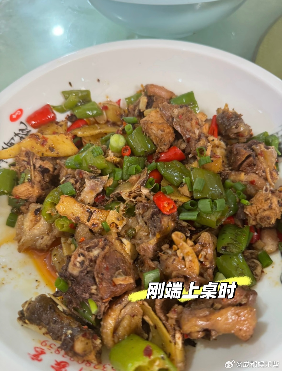 哥：你能换赛道做厨师不？你炒的辣子鸡有多好吃你知道吗？就剩个鸡头颈子，连细肉都找