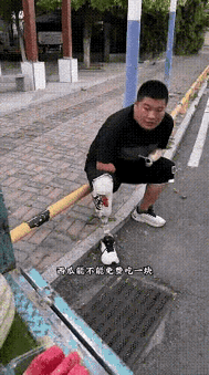 一件街头的小事，给我看得鼻子发酸！一个戴着假肢的残疾小伙，在路边叫卖西瓜，但生意