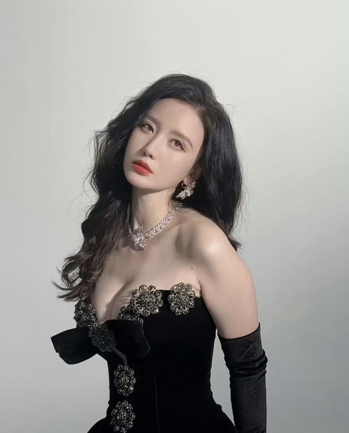 张萌不愧是演过御姐，这身材简直是傲视群雄啊，感觉在娱乐圈没有多少人能与我萌姐相比