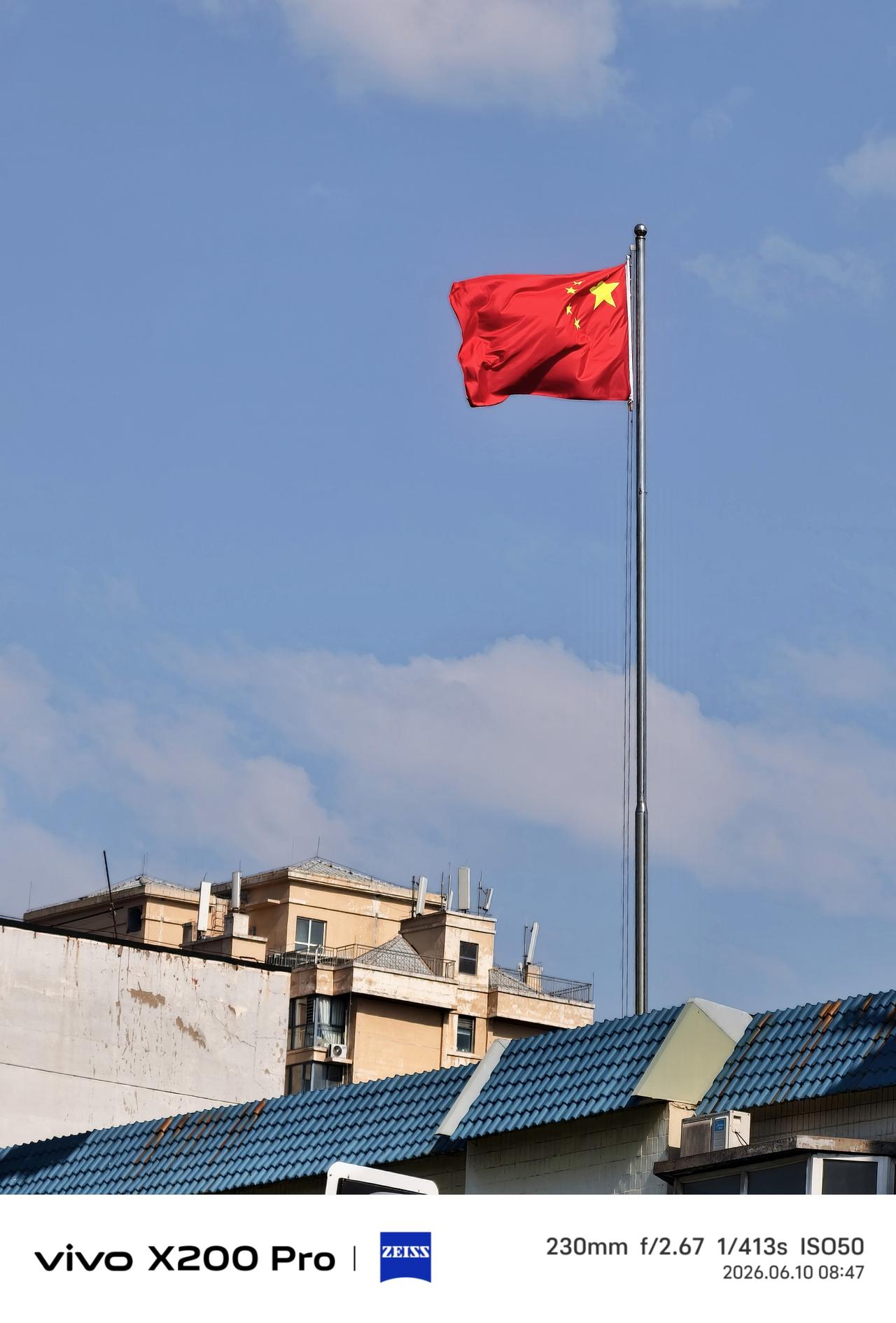 愿我们都能如这面红旗，迎着风，向上生长，不负时代，不负信仰。
