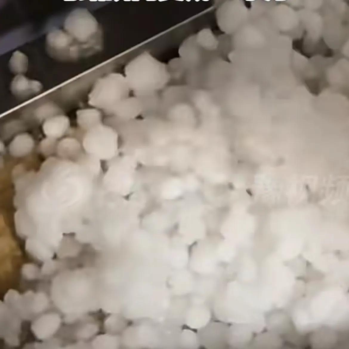 9月25日，甘肃临洮突降冰雹 ，石子般大小顷刻间落满街道，马路瞬间变成“冰河”