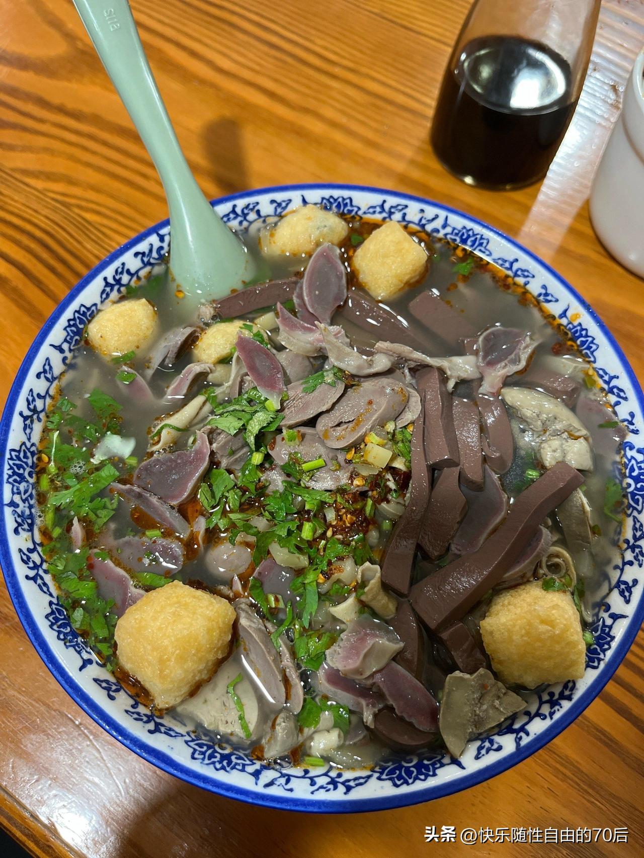 来南京不吃鸭血粉丝汤，等于没来。这鲜美的滋味，让人欲罢不能，一锅滚烫的鸭血粉丝汤