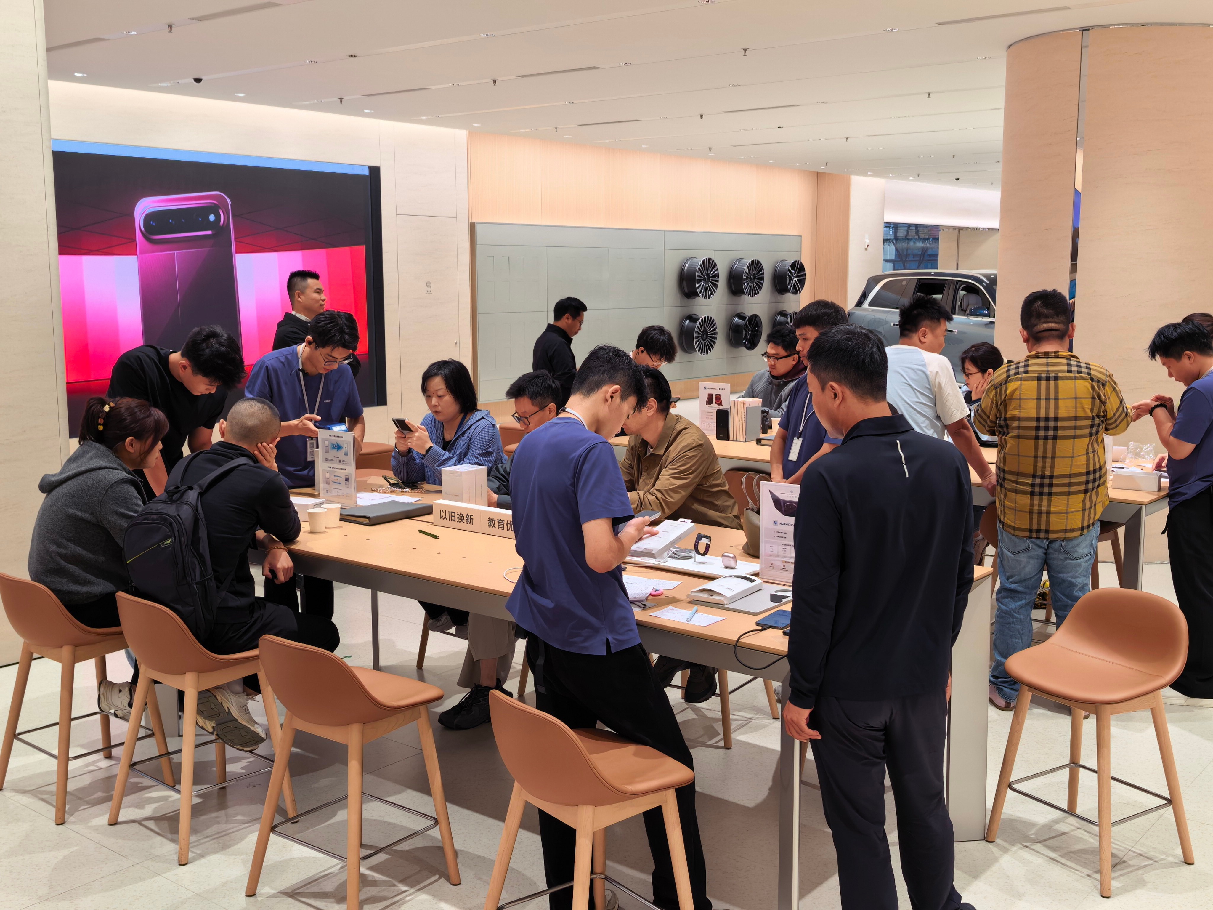 华为阔直板开售线下门店大排长龙华为Pura X View这次有个地方很容易被低估