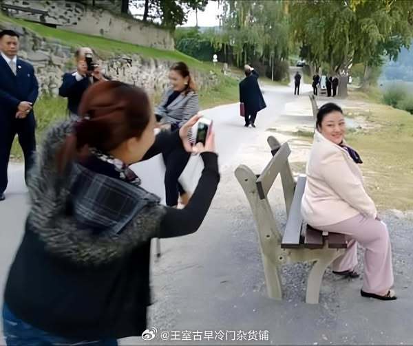 王室王室泰国王室暹罗往事 旧照片：颂妃帕公主莎莉一起录制旅游节目，帕公主想给母亲