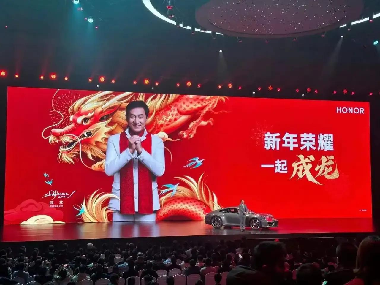 华为之前请的代言人是刘德华，荣耀这次请的居然是成龙。不过，我用的手机是荣耀，整体