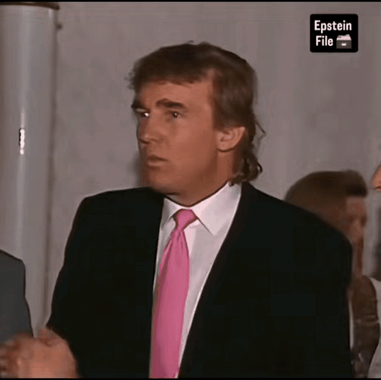 原来，老特跳舞时的肢体动作是一贯的，几十年前就这么跳，摇头晃脑、俯首帖耳，没话找