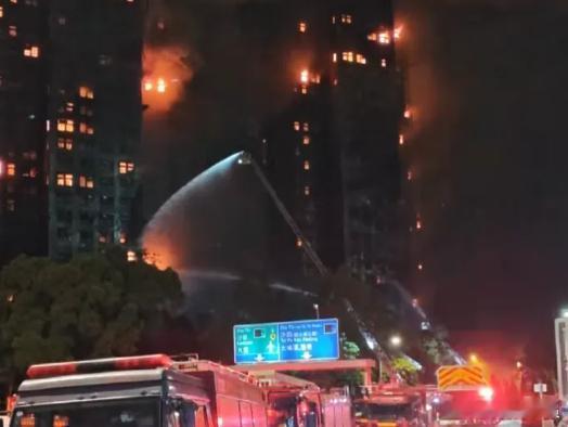 香港大火启示：逃生是向上跑还是向下跑？据香港消防处今天上午的最新消息，大埔高层住